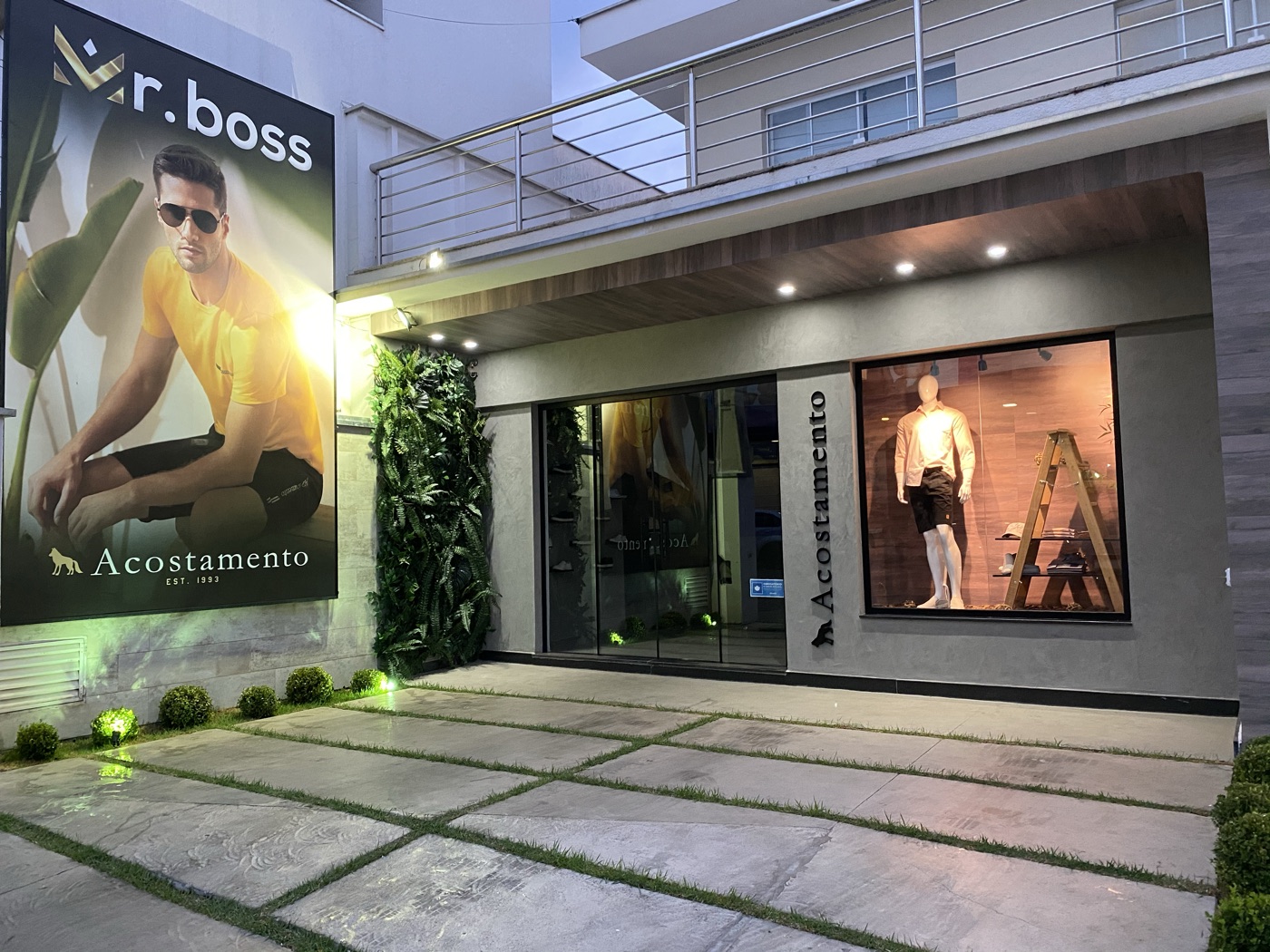 Mr.Boss 2020 — loja reformada, licenciada Acostamento